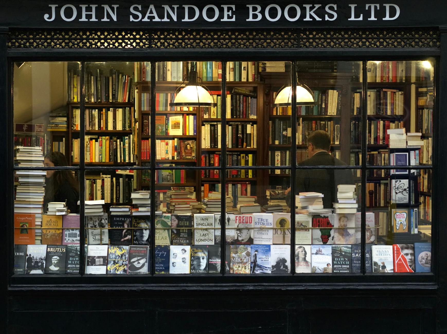 The Enduring Appeal: Benefits of Shopping at Independent Bookstores 2026