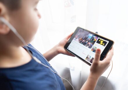 kids using educational apps