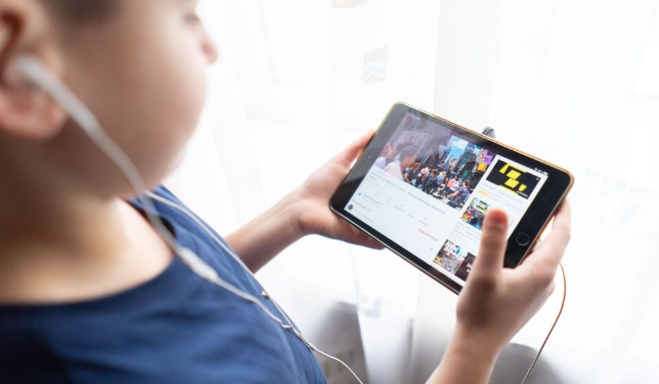 kids using educational apps