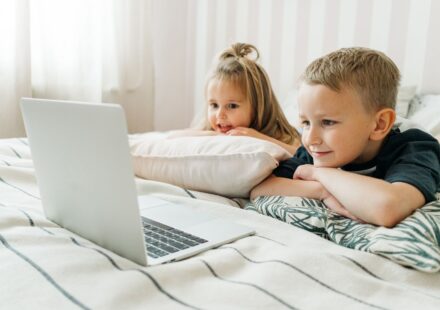 kids watching tv learning