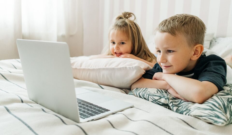 kids watching tv learning